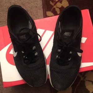 Black&white nike running shoes